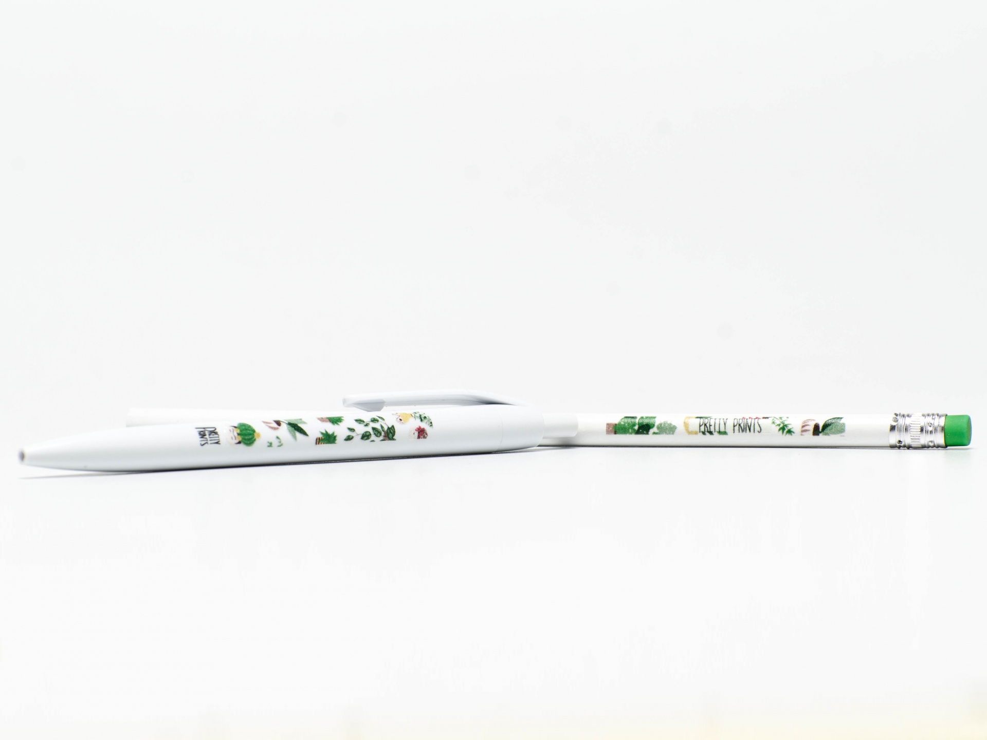 Esferográfica e lápis com padrão floral verde e branco