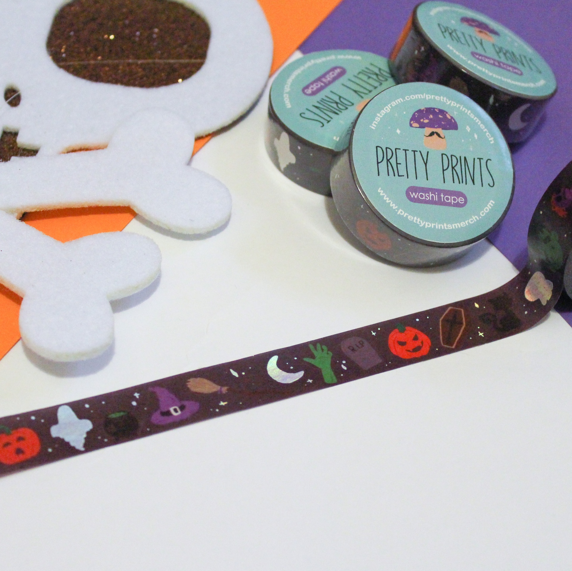 Fita washi de Halloween roxa com padrões temáticos e embalagens rotuladas