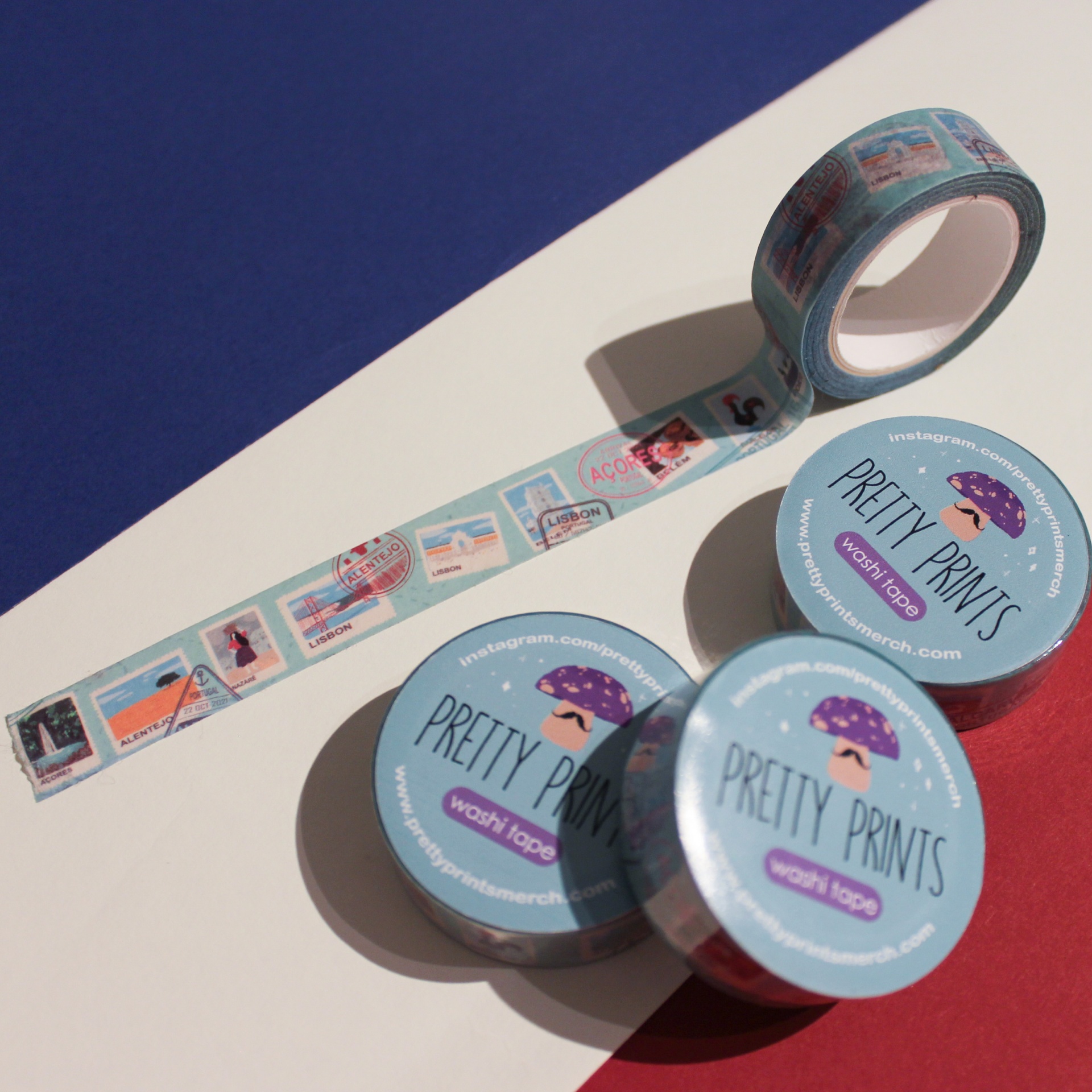 Rolos de fita washi decorativa com etiquetas azuis claras e estampas coloridas