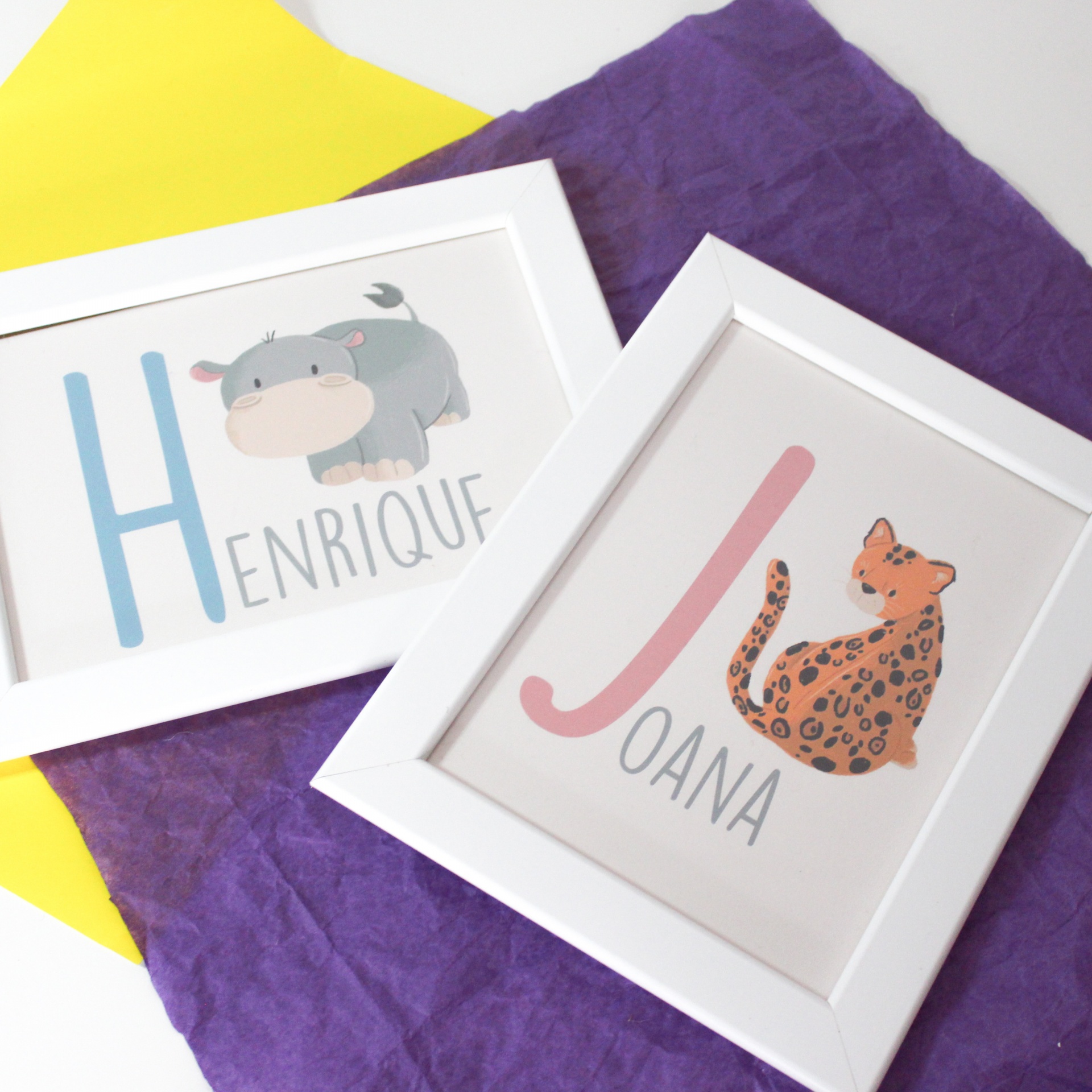 Dois quadros infantis com nomes Henrique e Joana, letras e animais em moldura branca