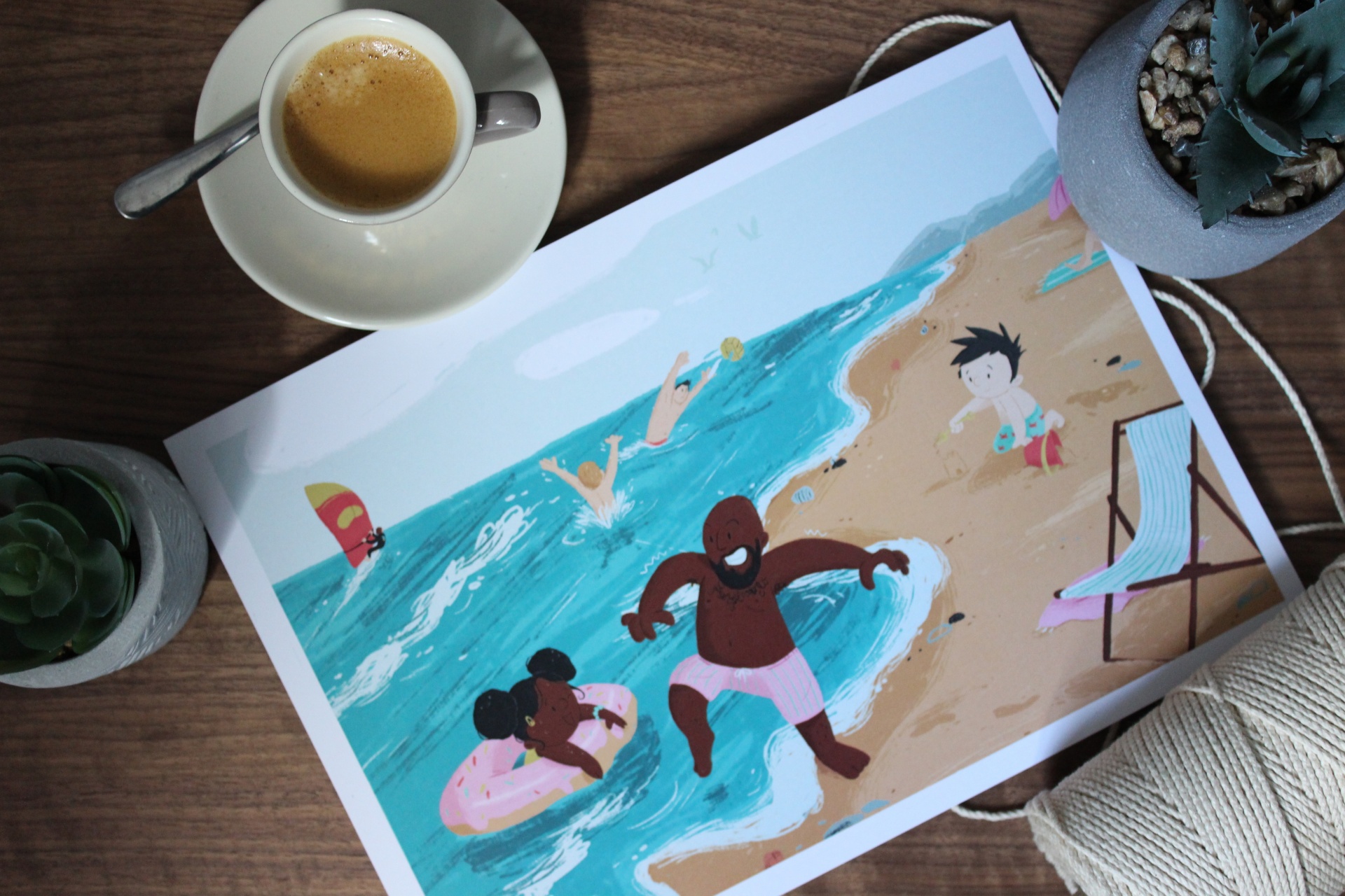Ilustração de praia com personagens, plantas, café e linha numa mesa de madeira