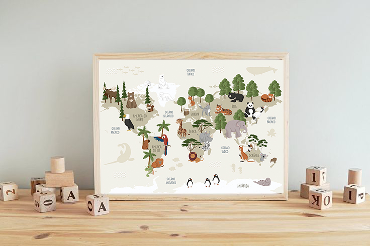 Mapa-múndi ilustrado com animais e texto emoldurado sobre mesa de madeira