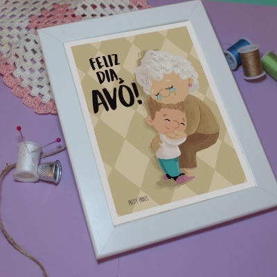 Ilustração de avó e neto num quadro branco com texto 'FELIZ DIA, AVÓ!' sobre superfície lilás com materiais de costura