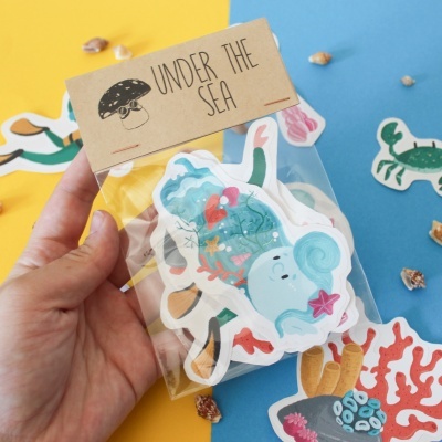 Pacote de autocolantes de animais marinhos com etiqueta 'UNDER THE SEA' em fundo azul e amarelo