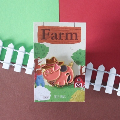 Pin esmaltado de porco com chapéu de cowboy em cartão ilustrado de quinta