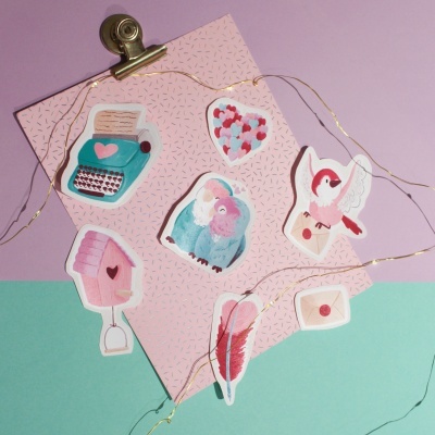 Autocolantes decorativos coloridos sobre papel com mola