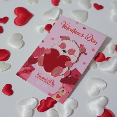 Pin de panda com coração e cartão Valentine's Day rodeado por corações de tecido