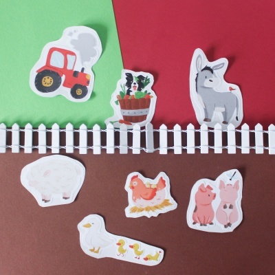 Adesivos de animais da quinta e trator sobre fundo colorido e cerca branca