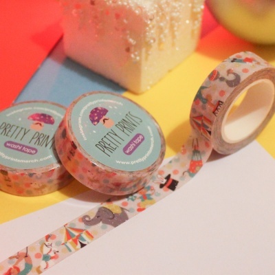 Três rolos de fita washi colorida com animais e etiquetas azuis claras