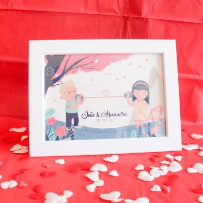 Moldura branca com ilustração de crianças ligadas por copos de lata e texto personalizado em fundo vermelho com corações