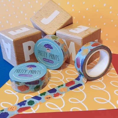 Fitas adesivas coloridas e blocos de madeira com letras