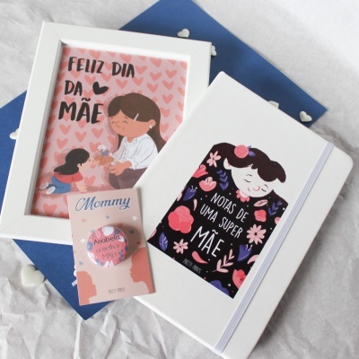Conjunto com quadro decorativo, caderno temático e chapa personalizada em fundo azul e tecido branco