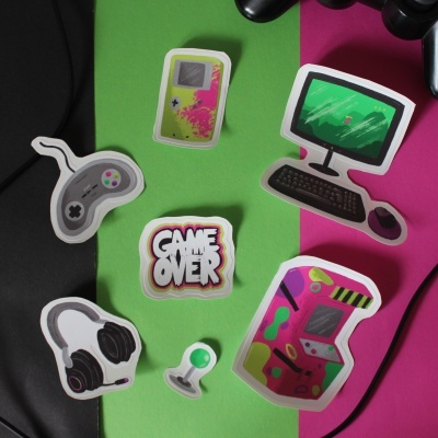 Autocolantes coloridos de temas de videojogos sobre fundo verde e rosa