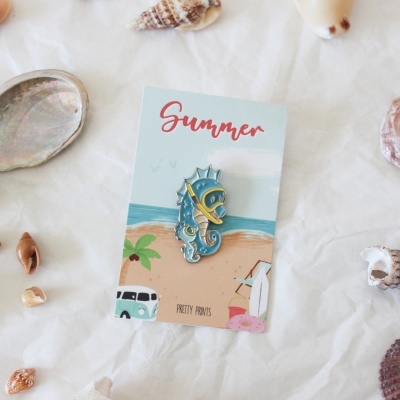 Broche de cavalo-marinho azul e amarelo em cartão ilustrado de praia com texto Summer