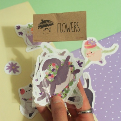 Conjunto de autocolantes de gatos com padrões florais e cartão com texto 'FLOWERS'