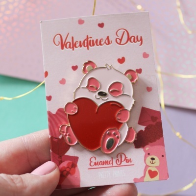 Pin esmaltado de panda segurando coração vermelho com cartão de dia dos namorados