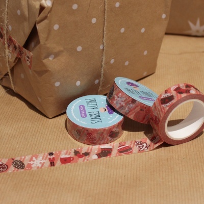 Rolos de fita adesiva decorativa com padrão de doces em rosa e vermelho