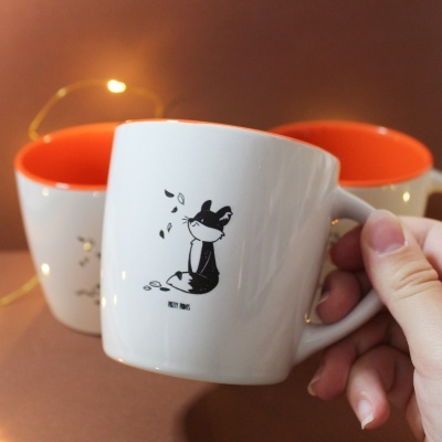 Caneca branca com interior laranja e desenho de gato preto com texto NIGHT MOVE