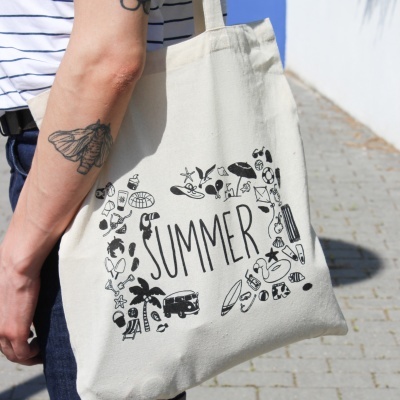 Saco de tecido bege com a palavra SUMMER e desenhos relacionados com o verão.