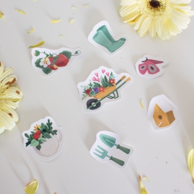 Autocolantes de jardinagem e natureza com flores e ferramentas sobre fundo branco com flores amarelas