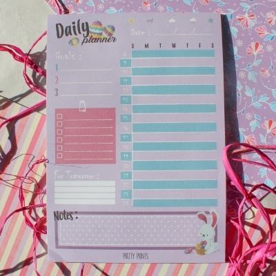 Bloco de notas diário lilás com ilustração de coelho e espaço para metas, turnos e notas