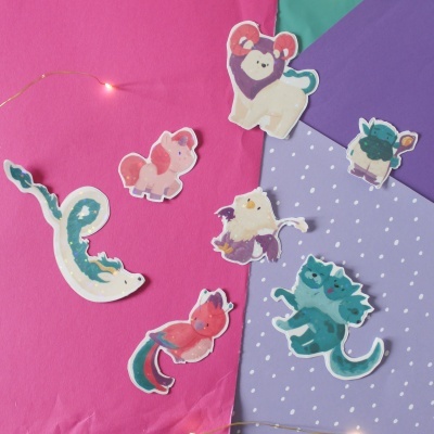 Autocolantes de animais aquarelados sobre fundos coloridos