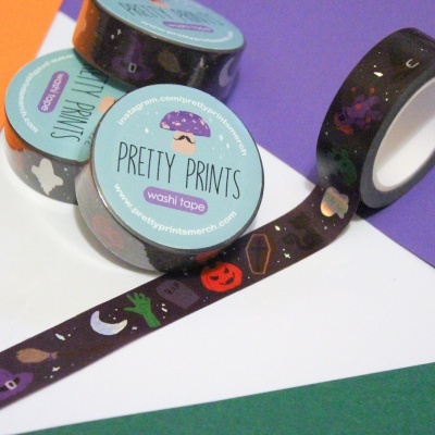 Fita washi roxa com tema de Halloween e etiqueta azul clara com texto PRETTY PRINTS