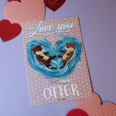 Cartão com ilustração de lontras e texto Love you like no OTTER em fundo cor-de-rosa com corações, rodeado por corações de papel vermelhos e rosa