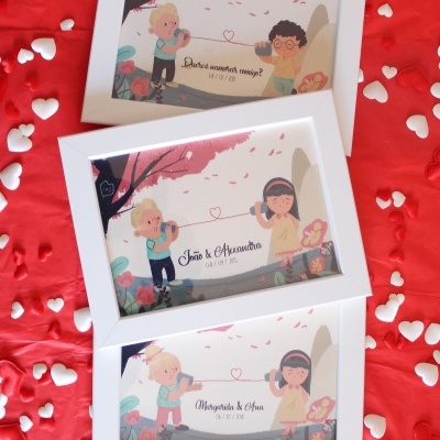 Três quadros com ilustrações de crianças comunicando por telefone de lata sobre fundo vermelho com corações