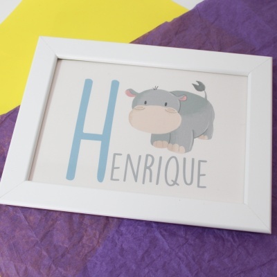 Quadro decorativo com ilustração de hipopótamo e nome Henrique