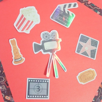 Seis autocolantes de cinema em fundo vermelho