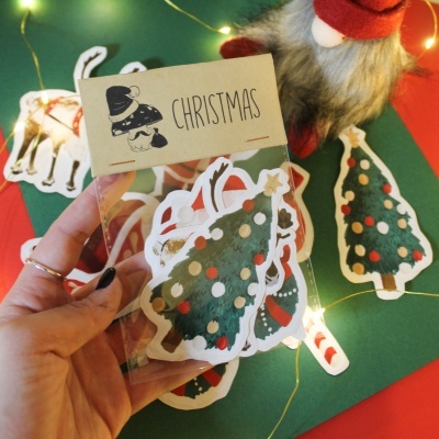 Pacote de autocolantes de árvore de Natal com decoração colorida em fundo festivo