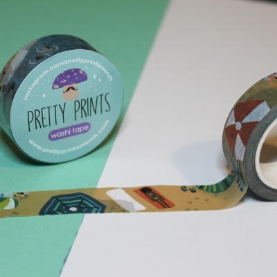 Rolo de washi tape com padrão de chapéus de praia, embalagem azul claro com texto Pretty Prints
