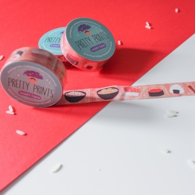 Rolos de fita adesiva decorativa rosa com design de sushi e rótulos PRETTY PRINTS sobre fundo vermelho e branco