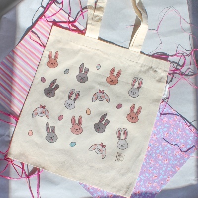 Saco de tecido com ilustrações de coelhos e ovos coloridos
