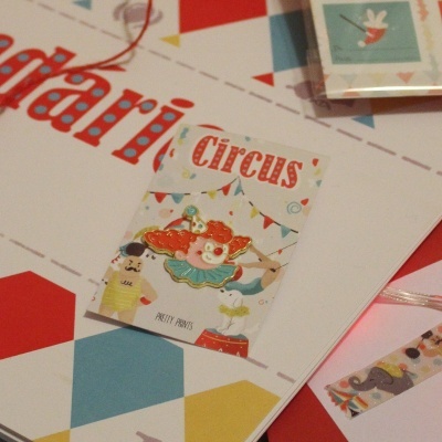 Cartão de felicitações com desenho de palhaço e tema de circo colorido