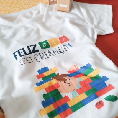 T-shirt branca com ilustração colorida e texto 