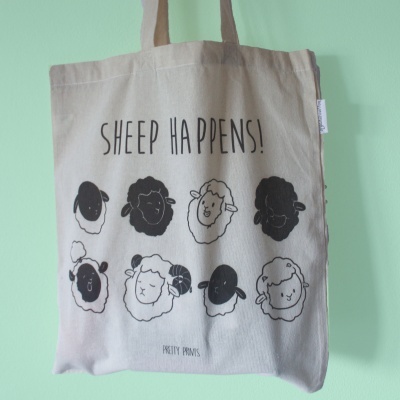 Saco de tecido bege com ilustrações de ovelhas e texto SHEEP HAPPENS