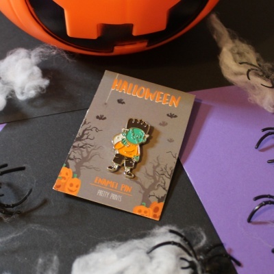 Alfinete Frankenstein Halloween em cartão sobre mesa com decoração temática