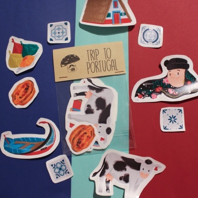 Autocolantes de símbolos portugueses sobre fundo com cores da bandeira de Portugal