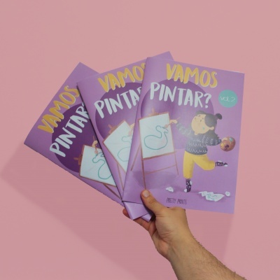 Três livros VAMOS PINTAR? vol.2 com capa roxa e ilustração de criança a pintar num fundo rosa