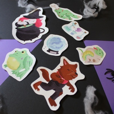 Autocolantes de Halloween com bruxa, sapo, lobisomem e acessórios mágicos sobre fundo preto e roxo