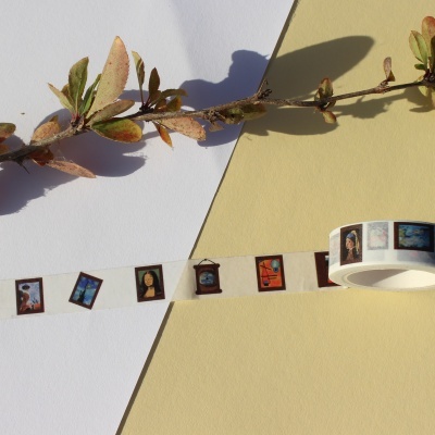 Fita adesiva decorativa com mini molduras de quadros famosos e ramo de folhas secas