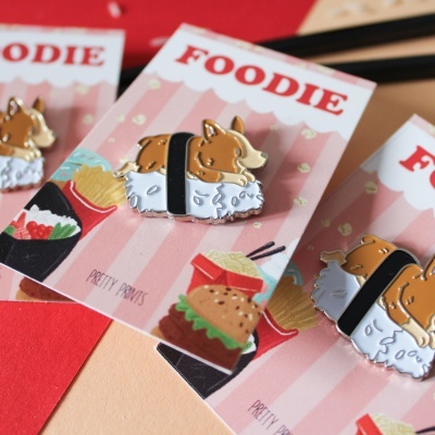 Pins metálicos Corgi sushi em cartões decorativos com imagens e textos FOODIE e PRETTY PRINTS