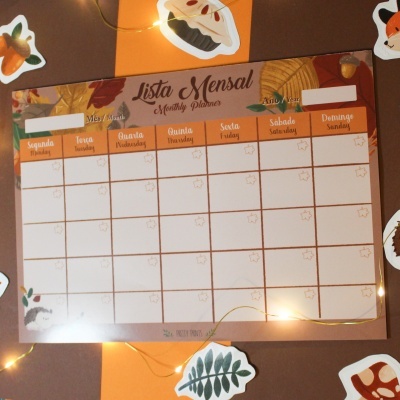 Quadro magnético mensal com planeamento de dias da semana em português e inglês, decorado com motivos de outono
