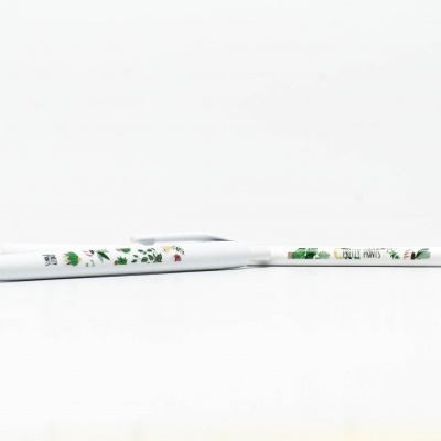 Esferográfica e lápis com padrão floral verde e branco