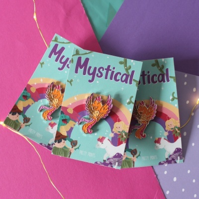 Pins coloridos de penas flamejantes em cartões ilustrados com texto Mysticall