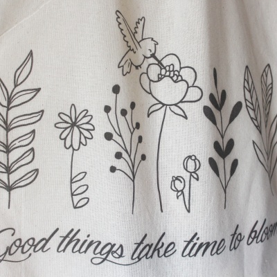 Estampado em tecido branco com plantas pretas e texto em inglês