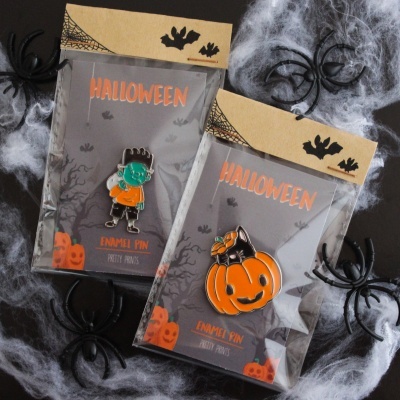 Pins de esmalte de Halloween com figuras de monstro e abóbora embalados individualmente