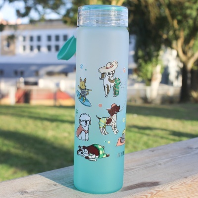 Garrafa plástica azul turquesa com ilustrações de cães coloridos ao ar livre